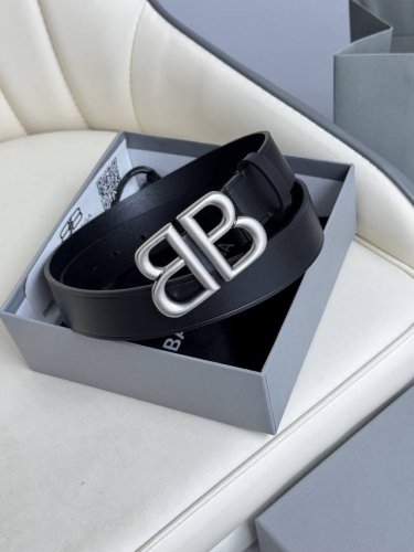 巴黎世家 Balenciaga 宽度3.0Cm 是法国的奢侈品牌，作为时尚界最具影响力品牌之一的地位。设计师源于：都市时尚潮流独特的设计风格，采用进口小牛皮制作