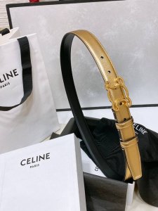 特 Celine 24中号Triomphe Taurillon皮革腰带 Taurillon.中腰，牛皮腰带 Triomphe皮革搭扣 2.5Cm