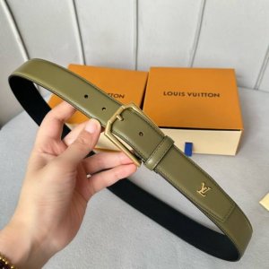 寬度：35Mm 驢家最新品 男士經典頂級休閒腰帶 寬度35毫米 品牌頭層雙面小牛皮底 全新開模精品針扣設計 尾部有相同五金品牌字樣 與腰帶相呼應！多色選