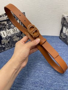 Montaigne 腰带 P16025 毫米棕色光滑牛皮革 编号: B0422Ubvw_M59M。 这款 Montaigne 腰带从同名经典手袋汲取灵感。采用棕