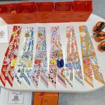 爱马仕Hermes “甜蜜的鞍具”Twilly小丝巾Twilly 小丝巾 100%桑蚕丝 重磅18姆米斜纹面料这款小巧的真丝配饰佩戴方式千变万化，可为您的日常造