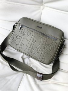 专柜正品有售 顶级原版质量 Dior男士斜挎包尺寸：27-19-7Cm原厂出品，必定精品重金打版复刻原版头层荔枝纹小牛皮复刻皮质柔软定制专柜原版五金完美工艺拒绝