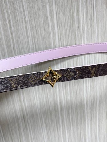 2.0宽，当季新款，双面腰带一面进口牛皮，另一面进口帆布印花，搭配精品四心口，做工精细，实物实拍，是女神的必备之一。