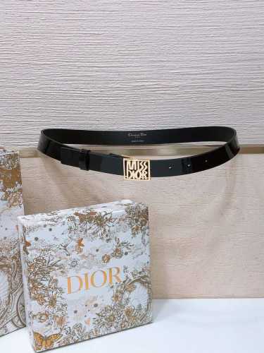 Dior Miss Dior Graffiti 图案腰带 25毫米光滑牛皮 金色饰面 Miss Dior Grafiti 图案腰带扣 内侧饰以 Christia