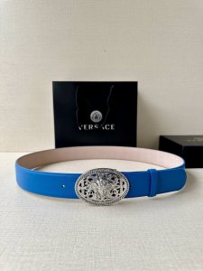 宽度：4.0Cm 范思哲 此款椭圆五金配件、腰带饰有标志性的Versace美杜莎头像扣，彰显品牌格调。是一款精美的衣橱必备单品。