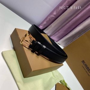 新款 Burberry 巴宝莉专柜同步上新意大利精制的腰带 选用缉明线装饰皮革制成 搭扣处缀以品牌专属标识 宽:3.0Cm 精致优雅 女神的最佳搭配