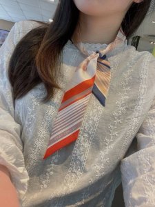 爱马仕Twilly，当红爆款“藏书章”，18姆米重磅真丝斜纹绸材质，精致的卷边，尺寸585Cm。