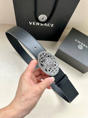 特 宽度4.0Cm 范思哲Versace人头标志：腰带扣上的3D镂空美杜莎，赋予该款Palazzo腰带很高的辨识度。腰带采用柔软两面牛皮制作。