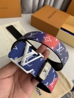 品名： Lv..路易..威登原单 型号：挂扣，原版新款花纹带身，头层牛皮，图片实物拍摄 材料：头层牛皮，挂扣系列，纯钢质扣头，钯镀电镀工艺永不掉色。新款老花七彩
