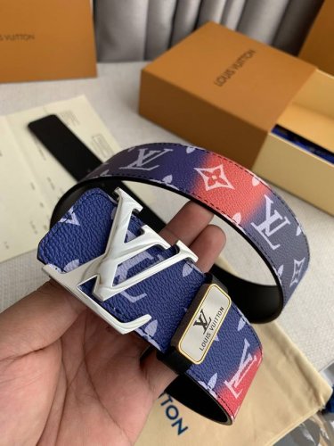 品名： Lv..路易..威登原单 型号：挂扣，原版新款花纹带身，头层牛皮，图片实物拍摄 材料：头层牛皮，挂扣系列，纯钢质扣头，钯镀电镀工艺永不掉色。新款老花七彩