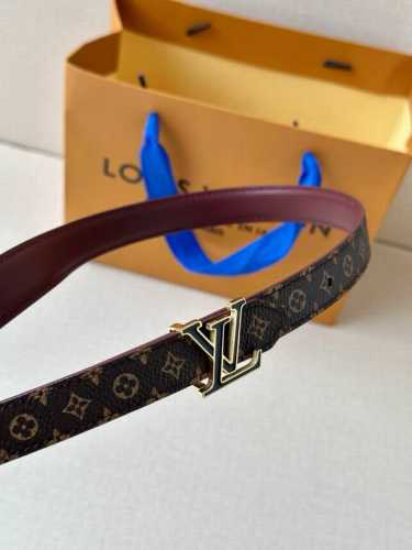 2.0宽Mini Lv 双面腰带以华美皮革和标志性 Monogram 帆布演绎两式风范，为纤细构型融入莹泽 Lv Initiales 金属搭扣