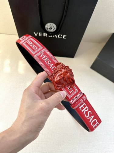 宽度4.0Cm Versace范思哲此款Palazzo腰带采用牛皮革面料制作，并饰有Le Pop Classique图案印花和标志性的美杜莎五金配件。