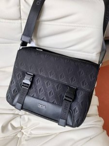 原版纳帕小牛皮 Dior迪奥尺寸:31 21 8，这款 Diorexplorer手袋从经久不衰的信使包经典标识汲取灵感，重新演绎高订风格版本。采用标志性的米色和