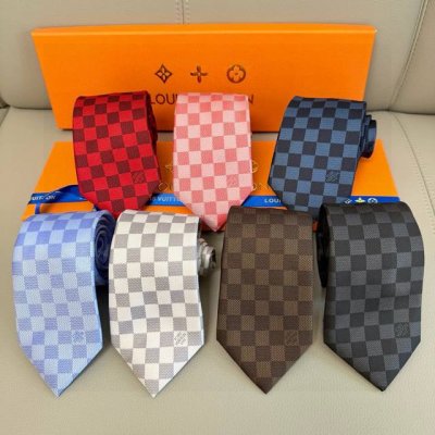 男士领带系列 Lv棋盘格领带，稀有展现精湛手工与时尚优雅的理想选择，这款领带将标志性的路易威登Damier图案以同色调手法演绎的更显雅致风范。让男士可以充分展示