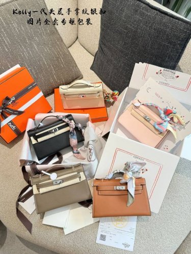 升级版专柜包装 送新款丝带 古典式的优雅Hermes Mini Kelly Mini Kelly-代22Cm掌纹银扣 在这个包上有-种旧时光沉淀下来的韵味~有女