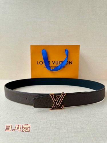 lv Heritage 双面腰带3.4宽 选取粒面皮革和纳帕皮革，新款 Lv 搭扣。微弧形边缘和摩登形状末端见证细致匠心，为考究人士带来赠礼佳选