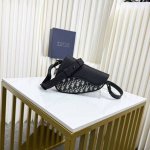 市场最高版本 原单品质 正品打版 迷你马鞍包 米色和黑色 Oblique 印花面料搭配黑色粒面牛皮革 编号: 2Adca543Yks_H27E 这款马鞍包以现代