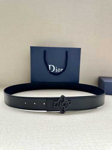 宽度3.5Cm 这款 35 毫米双面腰带结合典雅气质与摩登风范。双面均采用粒面牛皮革精心制作，一面为黑色，另一面为多色搭配供您选择、腰带长度可调节，可与各式 3