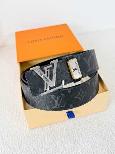品名： Lv..路易..威登腰带皮带原单 型号：挂扣，经典纯钢材质挂扣，头层牛皮，图片实物拍摄 材料：头层牛皮，挂扣系列，纯钢材质扣头，钯镀电镀工艺永不掉色。原