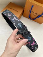 Lv Light 双面腰带加入当季 Monogram Spotlight 主题，为牛皮革表面的 Monogram 图案赋予眩目虹彩效果，与 Lv 字母搭扣相得益