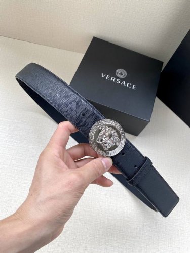 特 Versace 宽度3.8Cm 此款时尚的腰带采用粒面小牛皮革精制而成，饰有立体美杜莎搭扣。