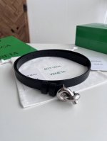 Bv 2025最新款女士平面腰带 双面意大利小牛皮搭配绳结设计微复古银色搭扣 配双皮环 皮带宽度2Cm 颜色: 黑色