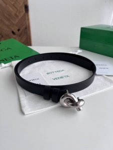 Bv 2025最新款女士平面腰带 双面意大利小牛皮搭配绳结设计微复古银色搭扣 配双皮环 皮带宽度2Cm 颜色: 黑色