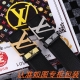 男士腰带：Lv 路易斯登 原单 男士皮带：百分百头层牛皮，保证真皮。24K纯钢扣双面可用专柜同等质量， 送人自用首选 包装： 请认准如图专柜包装，赠送打孔器，银