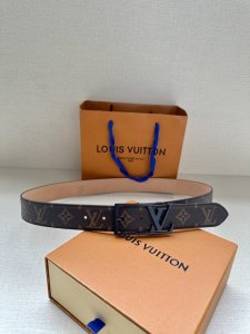 本款腰带取材路易威登经典 Monogram 帆布，为圆润搭扣镂刻 Lv 字母 Monogram 帆布 正绒面革内衬 金属件 搭扣镂刻 Lv 字母