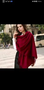 Lp。 酒红色 直供法国专柜，认真的！顶级尖端羊绒披肩，超级厚实大尺寸深度重磅双面水波纹，80*200的尺寸重达382G克重，只有Lp才能做到这样的奢侈级！最高