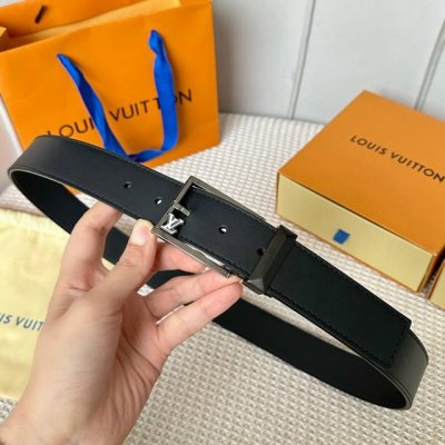 特 片裝1 寬度：35Mm 驢家Ss春夏新品腰帶系列 寬度3.5Cm 意大利原廠皮料 搭配精緻菱形介子 針扣設計五金 全方位精打細磨 精密度厚金電鍍 效果很贊的