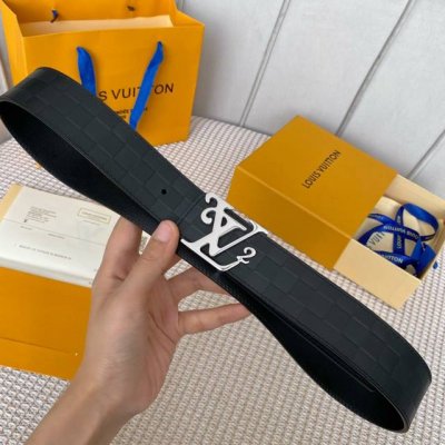 配全套包装礼盒 驢家新品 寬度40Mm 原單新品 專櫃在售男士腰帶 全新工藝壓格子文襯托小牛皮底 搭配經典鍍鈀字母扣 雙面可用 多色選