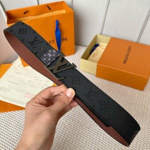 特 寬：40Mm Louis Vuitton 腰帶 頂級原單品質 寬度40毫米 丝印专柜大花图案 搭配最新款五金 專櫃款號 細節看圖 市場獨家版本 ！碼