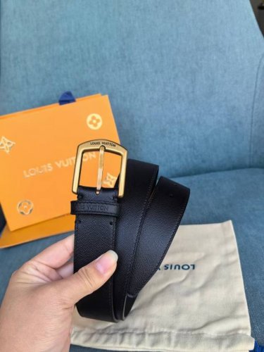 驴牌～这款经典而又魅力恒久的腰带外型宽大，精品五金扣通过精工Cnc工艺更加精致完美；新款带扣和牛仔装相得益彰，彰显一派休闲气息。易搭配各类服饰；经典不过时。宽度