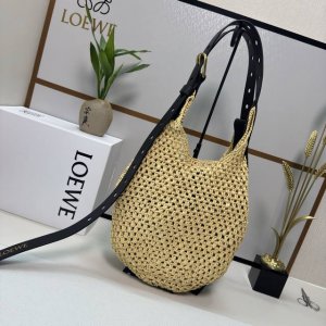 罗家Punch Hole Hobo草编包 手袋 结合柔软手工编织拉菲草主体和毛边皮带提手 以及功能性细节 此手袋柔软轻便 由手工编织的拉菲草棕榈叶制成 可肩背或