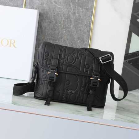 Dior Hit The Road 翻盖信使包 黑色 Dior Gravity 印花效果皮革和黑色粒面牛皮革 P40,000 编号:1Espo333Llg_H0 - 点击图像关闭