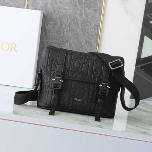 Dior Hit The Road 翻盖信使包 黑色 Dior Gravity 印花效果皮革和黑色粒面牛皮革 P40,000 编号:1Espo333Llg_H0