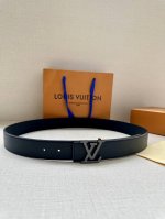 3.4宽 路易威登经典元素。中央 Lv 字母搭扣释放瞩目哑光亮泽。双面牛皮革点缀精雅 Monogram 压纹，彰显品牌精湛匠艺 双面设计一面 Taurillon