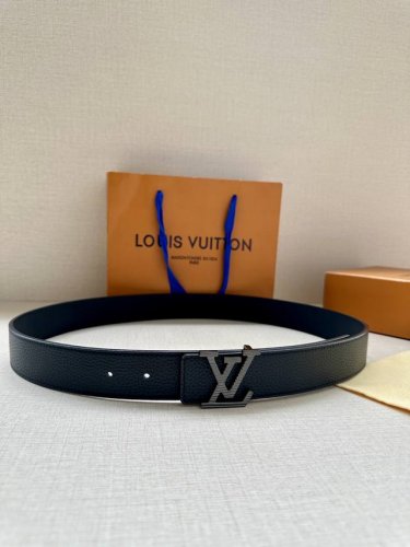 3.4宽 路易威登经典元素。中央 Lv 字母搭扣释放瞩目哑光亮泽。双面牛皮革点缀精雅 Monogram 压纹，彰显品牌精湛匠艺 双面设计一面 Taurillon