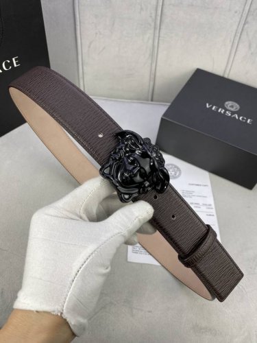 宽度4.0Cm Versace范思哲此款皮带由柔软皮革制成，饰有美杜莎搭扣、作为衣柜甄选单品，可为多种穿搭增添一份优雅。