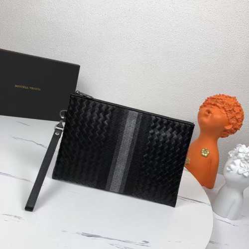 配盒子 Bv意大利奢侈品牌，之所以矜贵，在于纵横交错的皮革简直就是耗时耗工的手工艺精品。以标志性作品Cabat为例，制作流程是，采用最顶级打蜡小皮，两两相对粘合