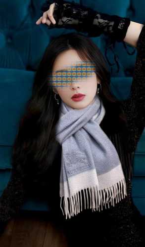 上新 120%山羊绒 巴宝莉 采用内蒙古山羊绒， 最新款男女通用情侣款重磅推荐 经典的格子，永不过时非常保暖柔软亲肤，不扎脖经典设计太美了赶紧下手吧中性款男女各