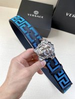 特 带宽3.8Cm Versace 范思哲 此款缎带腰带风格十分休闲，饰有标志性希腊回纹图案，可搭配休闲单品或高腰正装。 闭合式佩戴 希腊回纹图案 材质：100