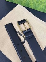 当季新款，中性色调精致牛皮革与方形搭扣完美合璧，不经意间散发商务正装风范。这款宽版腰带精选光面牛皮革制作，方形搭扣金属环上的Gucci刻花尽显个性魅力。，3.5