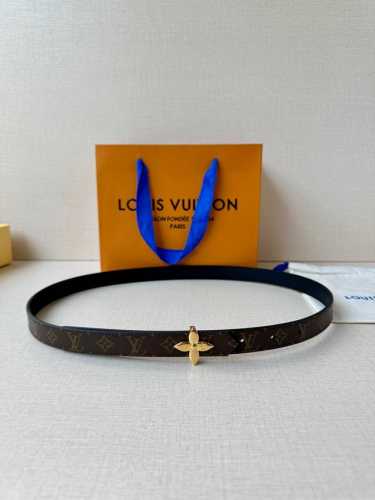 特 P180 2.0宽 Lv Mini Flowergram 双面腰带取材 Monogram 帆布和缝线皮革，以尖瓣 Monogram 花卉搭扣映衬榄尖形腰带末