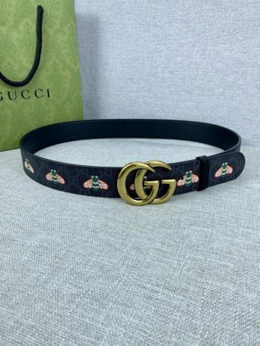 宽度4.0Cm Gucci 蜜蜂图案是Gucci动物王国中的标志性元素之一 在这款配饰中焕新演绎为卡通风格设计 这款腰带融合了经典蜜蜂元素和双G图案 突显品牌悠