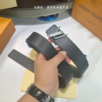 特 寬度：40Mm Lv Ide Truck L Oeii雙面腰帶 驢家 海外原單代特供 面為進口小牛皮荔枝紋襯托原廠配色柔軟小牛皮底 搭配最新鋼五金搭扣 手感