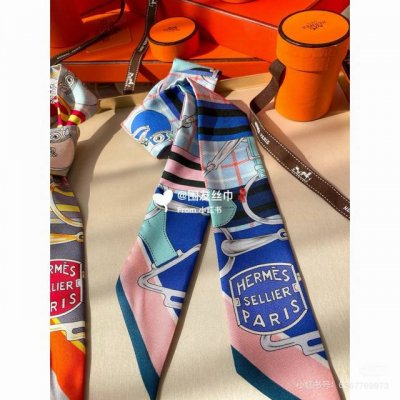 爱马仕Hermes “塔特沙马具”Twilly小丝巾 Twilly小丝巾 100%桑蚕丝 这款小巧的真丝配饰佩戴方式千变万化，可为您的日常造型增添灵动妙趣 法国