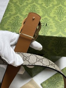 G家 宽度3.0宽Cm，Gg Marmont系列推出双面款式，揭幕新季风尚。这款窄版腰带以Gg Supreme帆布和皮革打造，缀饰标志性双G造型搭扣，一展别致韵