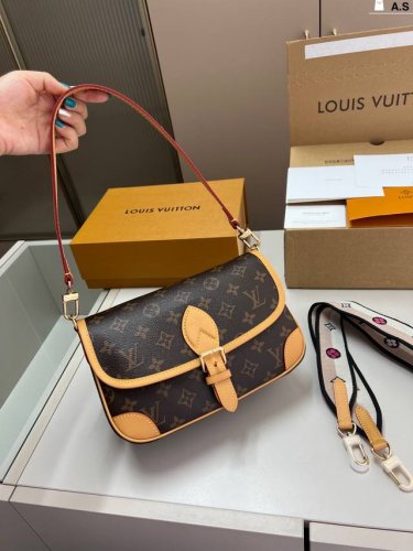 芯片版本 Lv路易威登法棍包 斜挎不仅复古时髦，还带点淑女气质 这款植鞣革肩带真的爱了吖 简直是为包包量身定A.S尺寸25×14折叠盒飞机盒